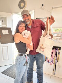 ✨ Keiko’s Cupcake, our singleton bulldog puppy, has officially joined her forever family! 🧁💖 She’s already being loved, spoiled, and settling in so well. We couldn’t be happier for her and her new family! 🐾🤎

———————————————————————————
✨ ¡Cupcake de Keiko ya está con su familia para siempre! 🧁💕 Ya la están consintiendo y recibiendo con mucho amor. 🐾🤎 Nos alegra ver cómo comienza esta nueva etapa con su nueva familia.

#CazaresBulldogs #BulldogInglés #BulldogPuppy #AmorBulldog #FamiliaBulldog #BulldogDeTexas #BulldogDeInstagram #CachorrosBulldog #BulldogAKC #BulldogAmado #bulldogencasa 
 #EnglishBulldog #BulldogLovers #BulldogFamily #BulldogLife #BulldogBreeder #TexasBulldogs #BulldogPuppiesOfInstagram #BulldogLove #AKCBulldog #BulldogMoments #BulldogCommunity #BulldogObsession #happybulldog